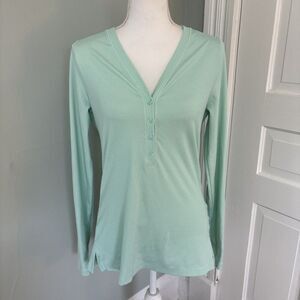 Athleta Uptempo Ribbed Henley Shirt Womens Medium Mint Green Long Sleeve Stretch